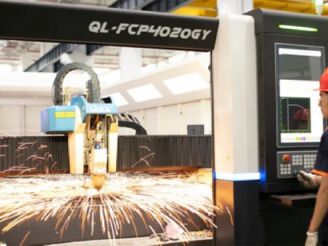Cắt Laser sợi so với Cắt Plasma: Cái nào phù hợp với doanh nghiệp của bạn?